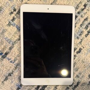 Apple iPad Mini Gen 4 Tablet with White and Silver with protective cover